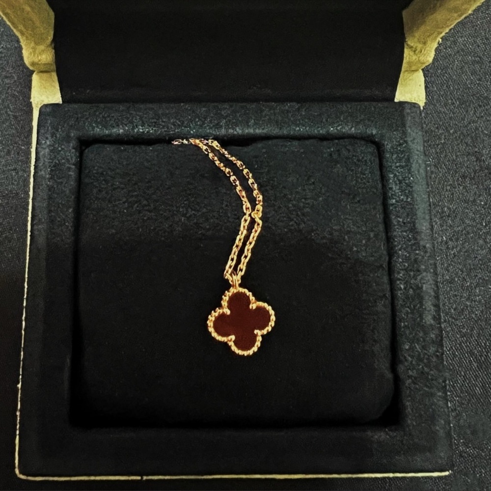 Van cleef Sweet Alhambra pendant